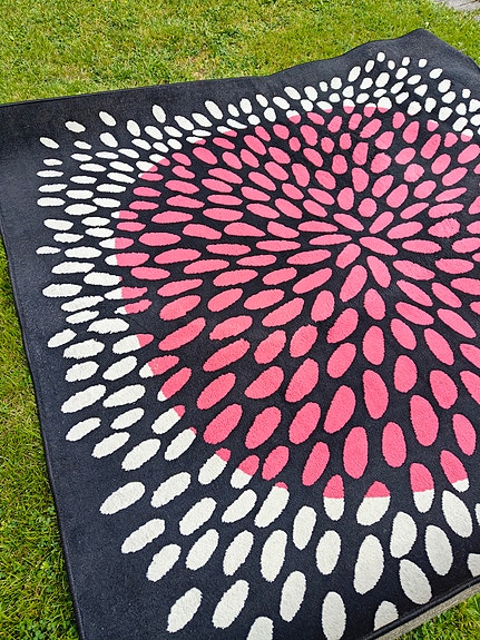IKEA matto tummalla pohjalla, pinkki-valkoinen kuviollinen