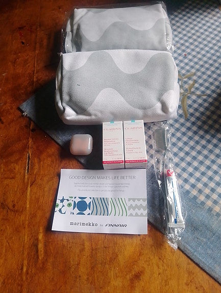 Marimekko for Finnair toilettilaukku + Clarins tuotteet