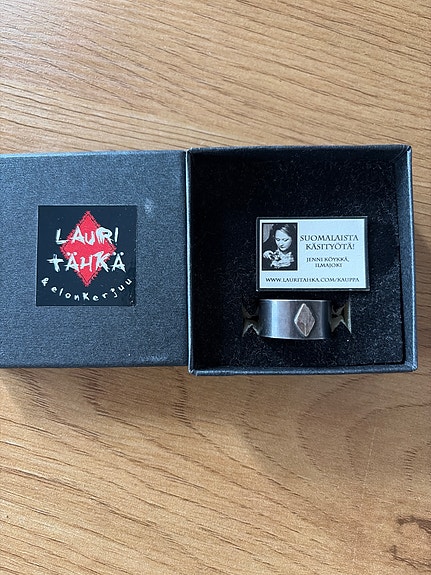 Hopeasormus - Lauri Tähkä