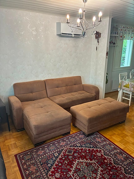 Ruskea divaanisohva
