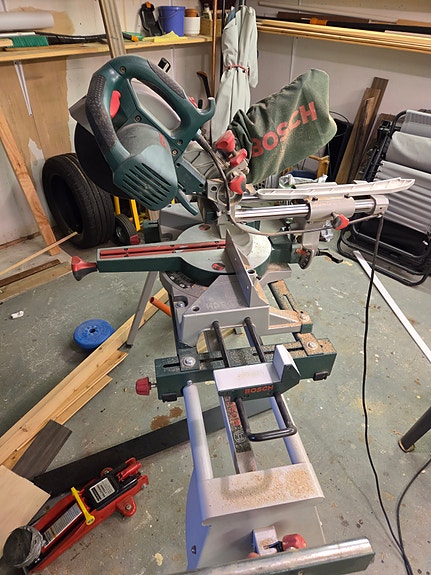 Bosch PCM 8S jiirisaha ja Bosch PTA 2400 sahausteline