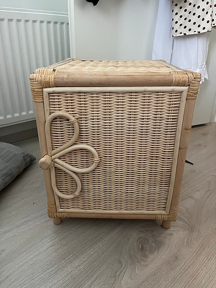 H&M Home rottinkinen yöpöytä