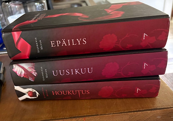 Stephenie Meyer Houkutus, Uusikuu ja Epäilys kirjasarja