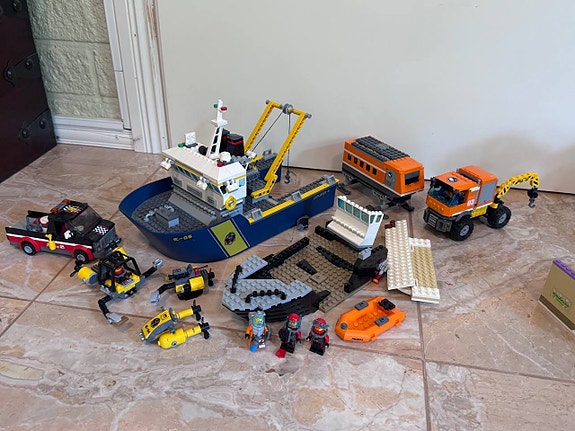 LEGO satama/laiva lisukkeineen