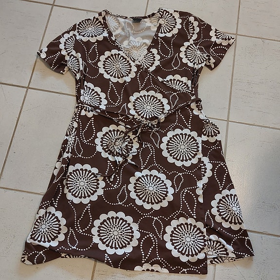 Nanso Paulakukka ruskea valekietaisumekko