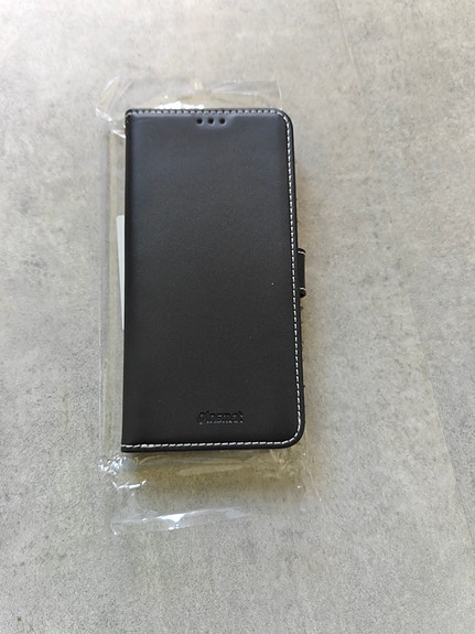 One Plus 13 Wallet cover - 8 Euros ( Free blue case as well )