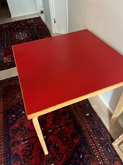 Punainen Artek pöytä