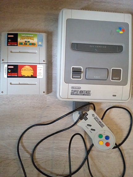 Snes ja ohjain ja pelejä