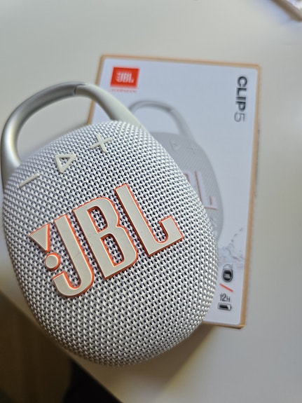 JBL Clip 5 kannettava Bluetooth-kaiutin valkoinen