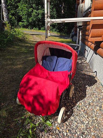Kaksostenrattaat lämpöpussilla ja sadesuojalla