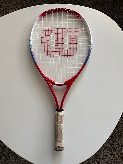 Wilson tennismaila junnulle