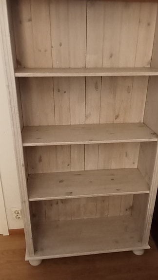Maalaisromanttinen hyllykkö