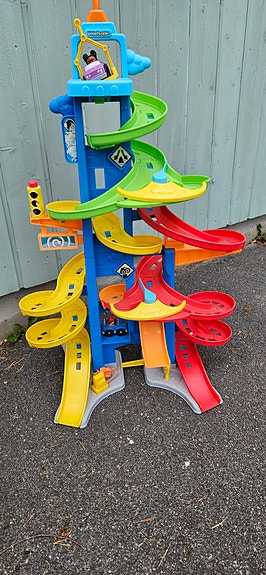 Fisher-Price parkkitalo autorata
