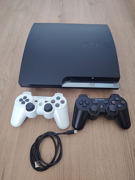 Playstation 3 slim + 11 peliä