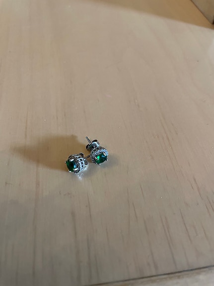 Hopeakorvakorut vihreällä kivellä