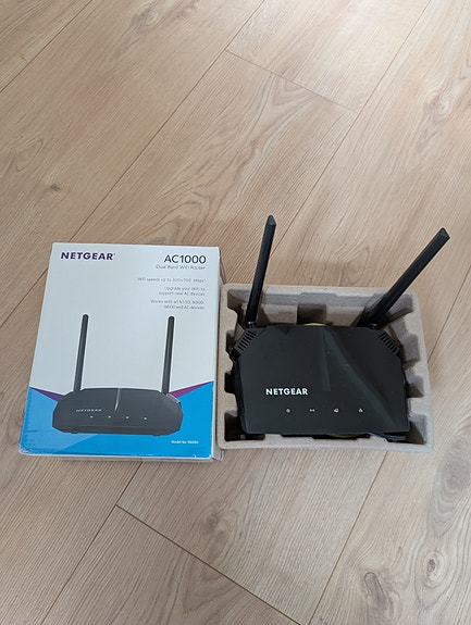 Netgear AC1000 reititin 300+700Mbps 
• Simultaneous Dual Band WiFi—2.4 & 5GHz