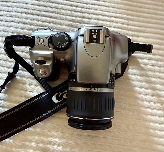 Canon EOS 300D digijärjestelmäkamera 18–55mm zoom-objektiivilla