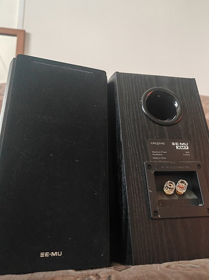 Hifi kaiuttimet sekä keskikaiutinta