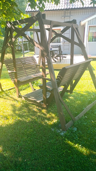 Puinen pihakeinu kahdella penkillä