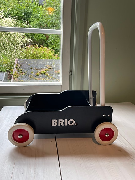 BRIO kävelyvaunu musta