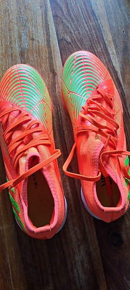 Käyttämättömät futsal kengät