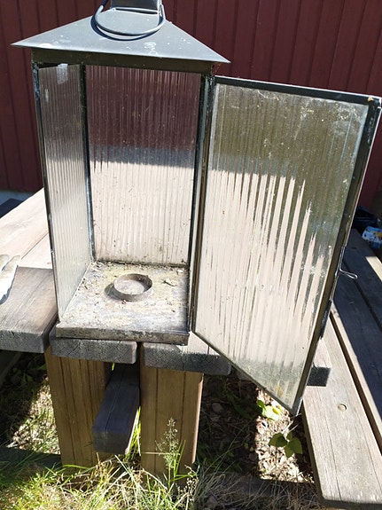 Metallinen lyhty lasiseinillä