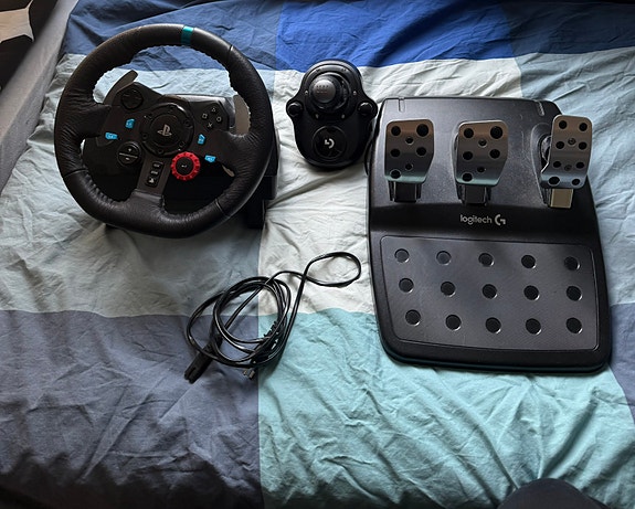Logitech G29 rattiohjain ja polkimet