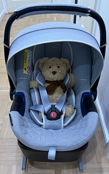 Britax Römer Baby-Safe 2 i-Size turvakaukalo ja isofix -telakka
