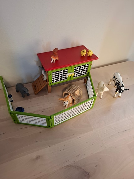 Schleich pupuaitaus ja maatilan eläimiä