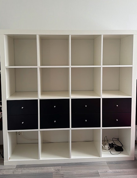 Valkoinen IKEA hylly Expedit (Kallax) ja neljä mustaa lisäosaa