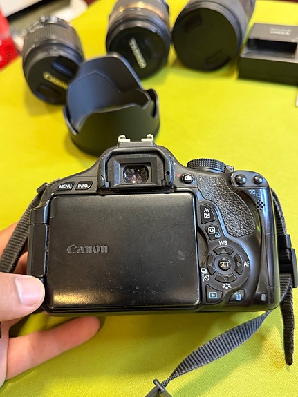Canon EOS 600D DSLR Camera with Original Charger & Camera Bag