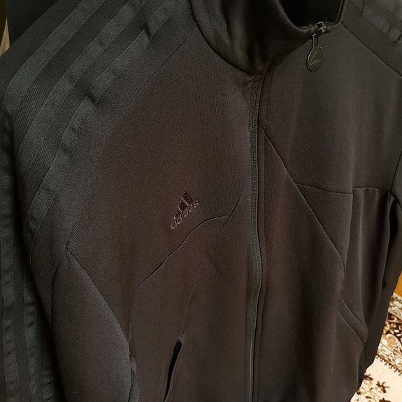Adidas musta verkkatakki