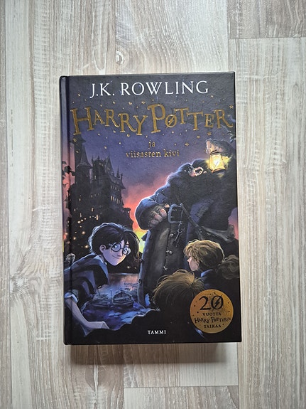 Harry Potter ja viisasten kivi kovakantinen kirja suomi