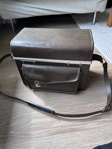 Ruskea retro vintage kameralaukku olkahihnalla