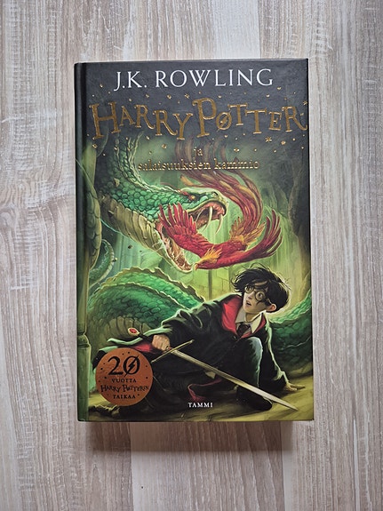 Harry Potter ja salaisuuksien kammio kovakantinen kirja suomeksi