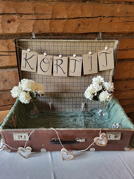 Vanha matkalaukku / korttilaatikko häihin ym.