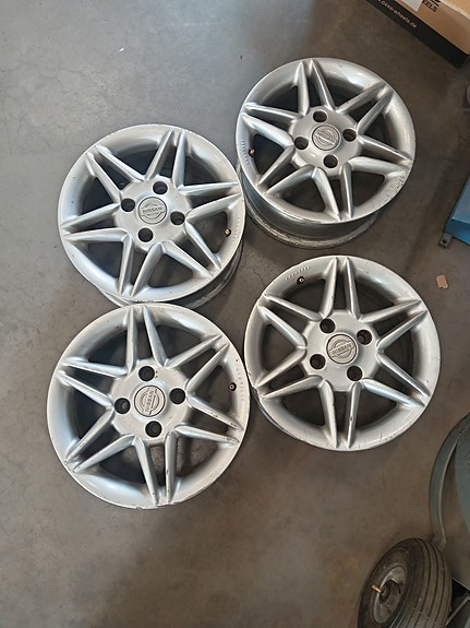 Nissan alkuperäiset alumiinivanteet