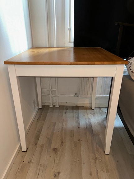 Pieni ruokapöytä