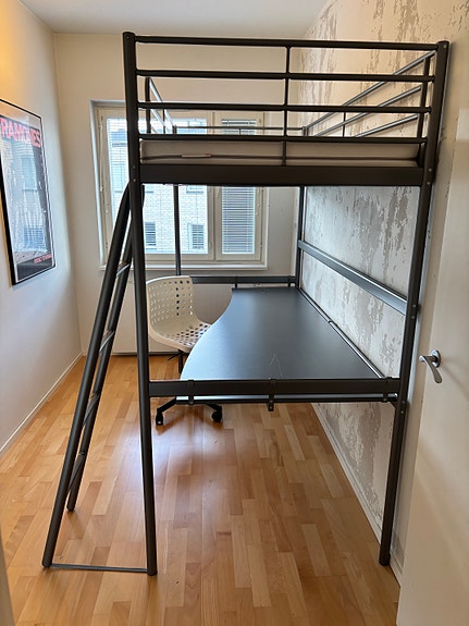 IKEA parvisänky työpöydällä metallinen