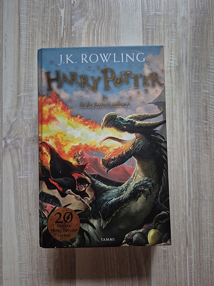 Harry Potter ja liekehtivä pikari kovakantinen kirja