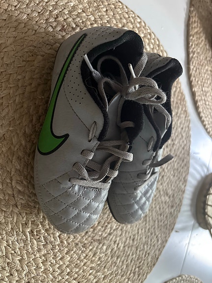 Nike Tiempo jalkapallokengät koko 28