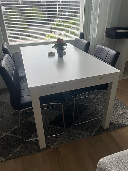 IKEA Bjursta-pöytä.