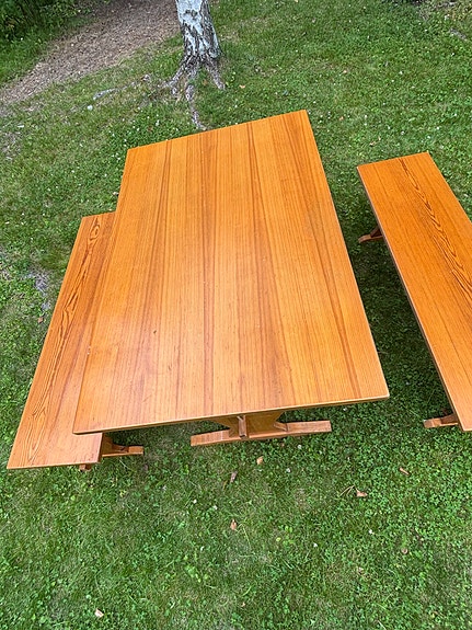 Pöytä ja penkit