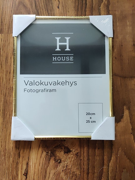 Kultareunainen valokuvakehys 20x25cm