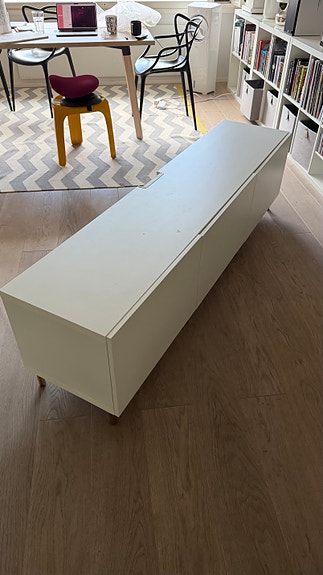 IKEA BESTÅ TV-taso, valkoinen, messinginväriset jalat