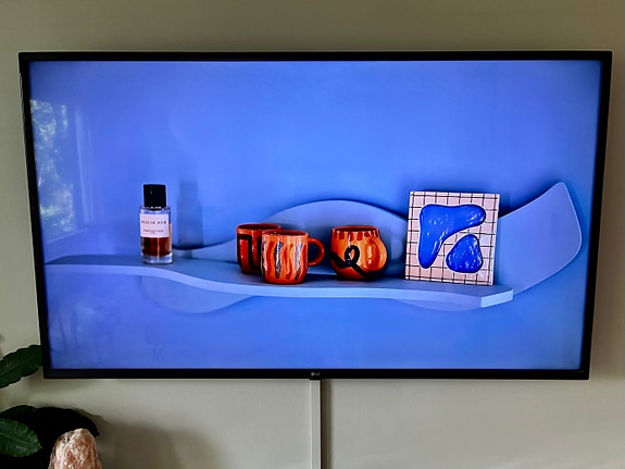LG 50” TV +seinäteline
