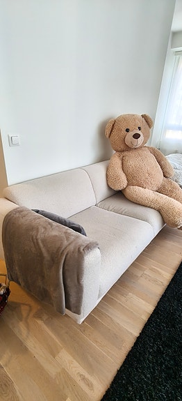 Beige sohva kolmelle