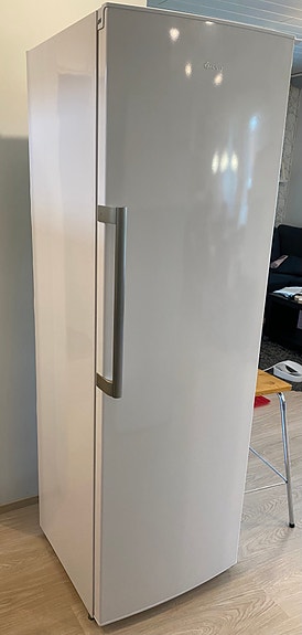 Gram valkoinen jääkaappi ja pakastin