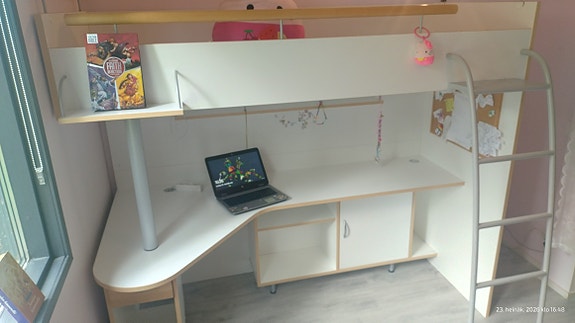 Iskun parvisänky 200x80  koulupöydällä (neuvotteluvaraa)