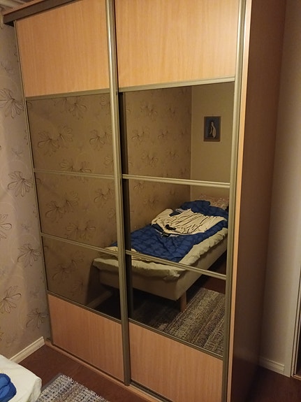 Vaatekaappi liukuovilla ja peilillä